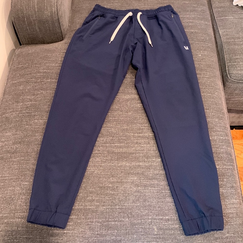 Vuori transit joggers in essentially new condition. No damage and still crisp.